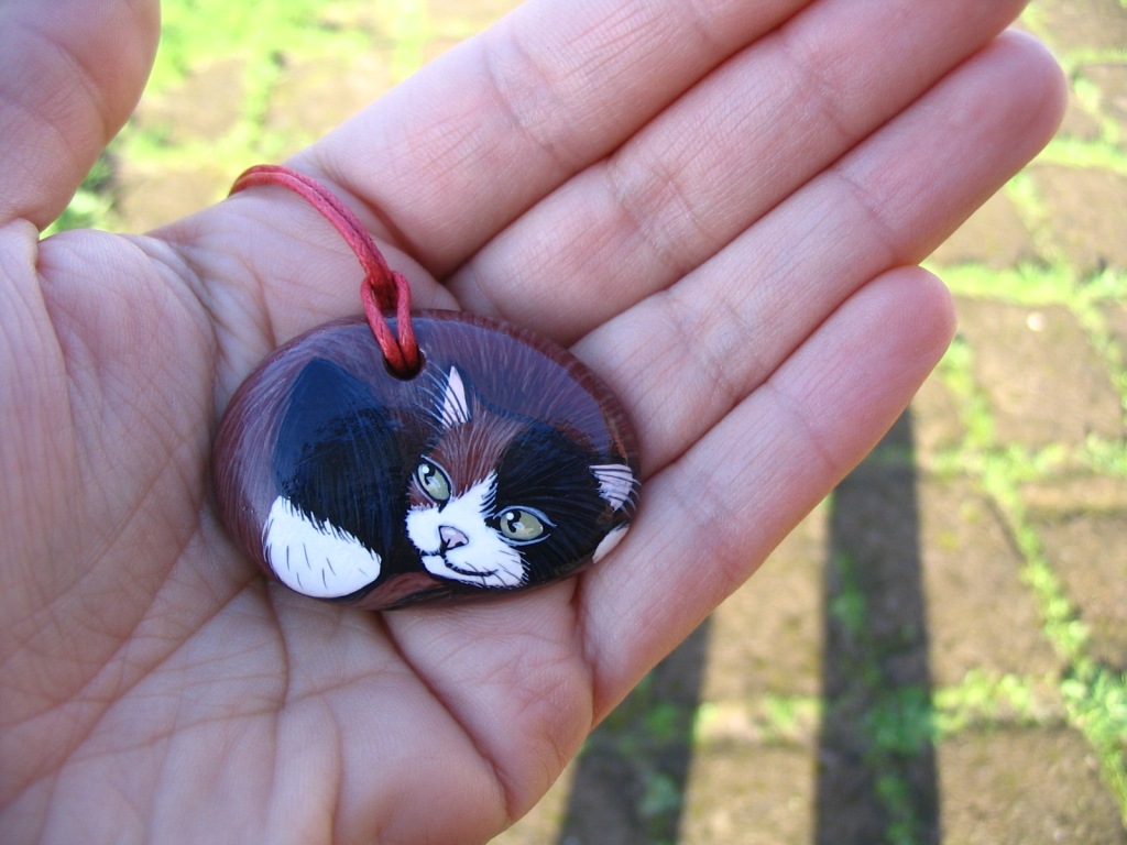 Gattolandia > gatti dipinti su pietra di mare e su tela
